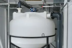 Емкость ЦКТ 3000 л с патрубком 160мм под плотность до 1,2 г/см3 белая в обрешетке с лестницей